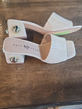Katy Perry Size 7 NEW Beige Textured Block Heel Mules with Gold Studs